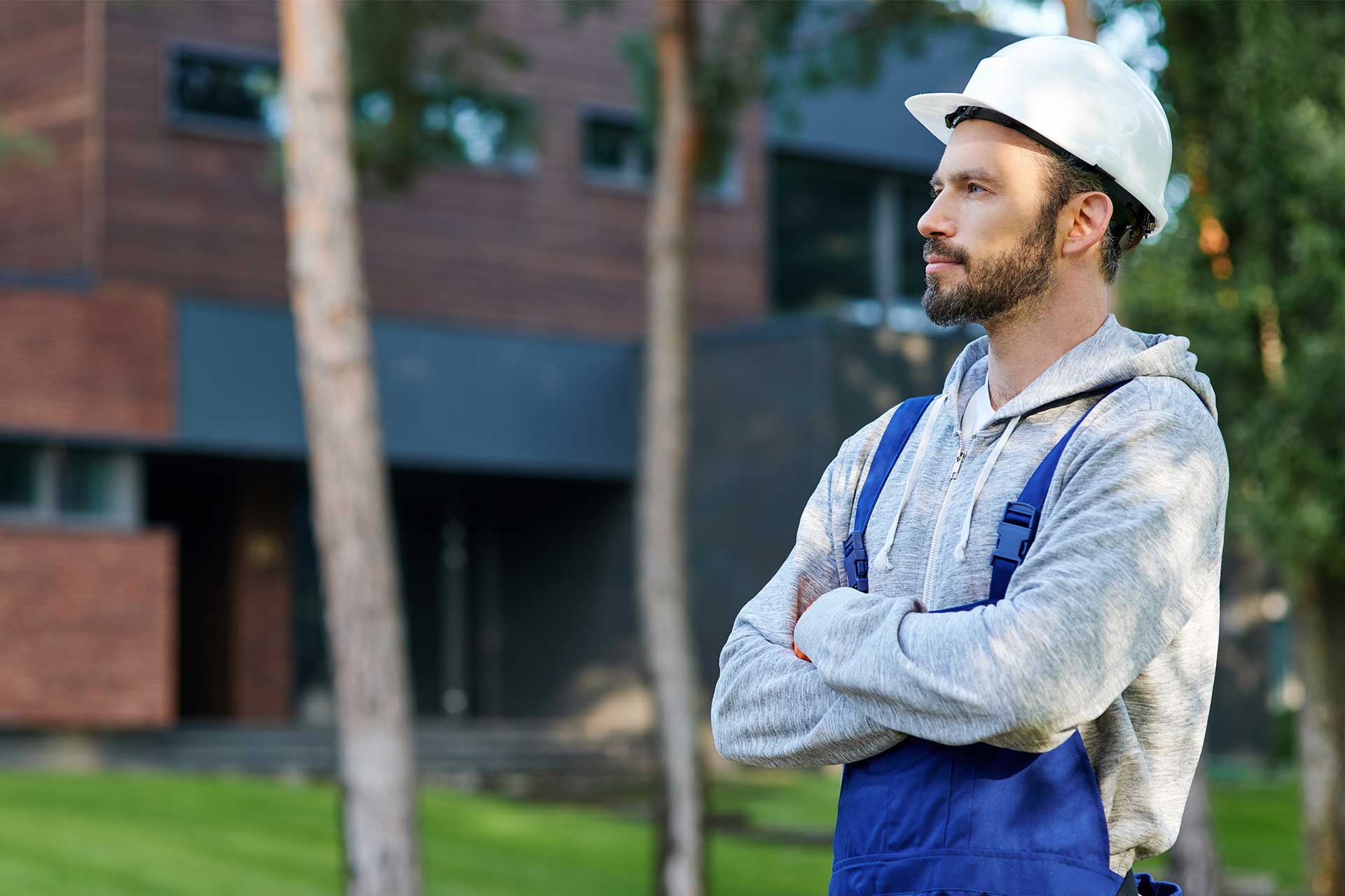 A consultant of the home improvement looking a the house.